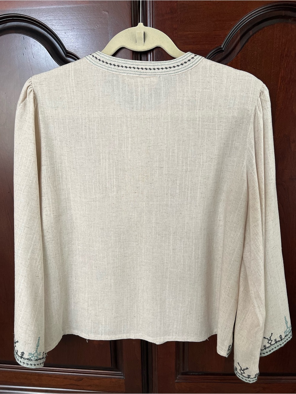 Solitaire Cream Button-Front Blouse with Multi-Color Floral Embroidery - Picture 4 of 6